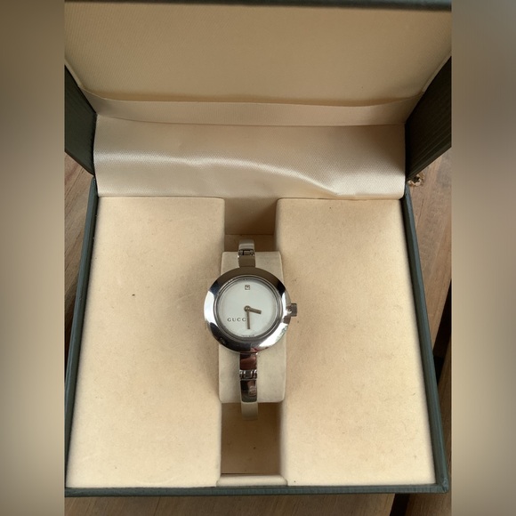 Ladies Gucci bangle watch ๐บ - Picture 7 of 13